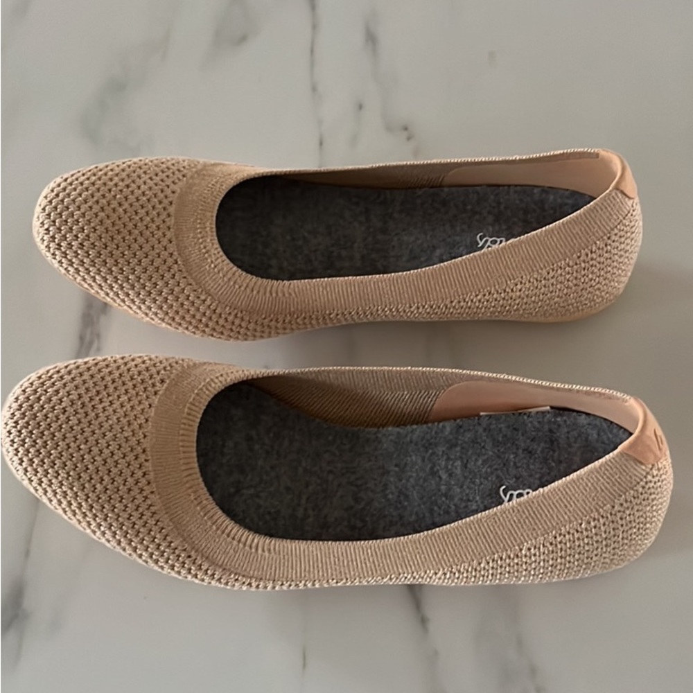 Like new tan women’s allbirds flats in size 8. Perfect condition!